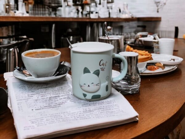 MUG VERDE CON DISEÑO DE GATO