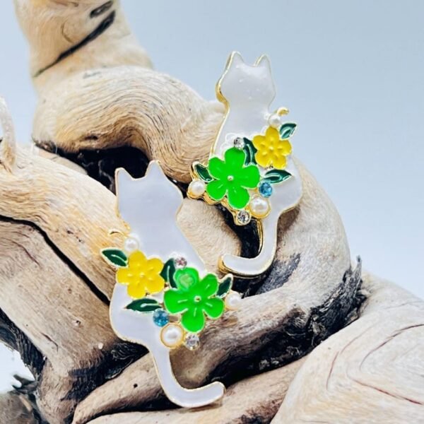 ARETES GATO FLORES BLANCO - Imagen 2