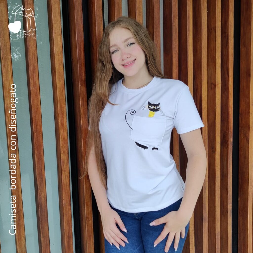 Camiseta Bordada Gato Gafas Bolsillo