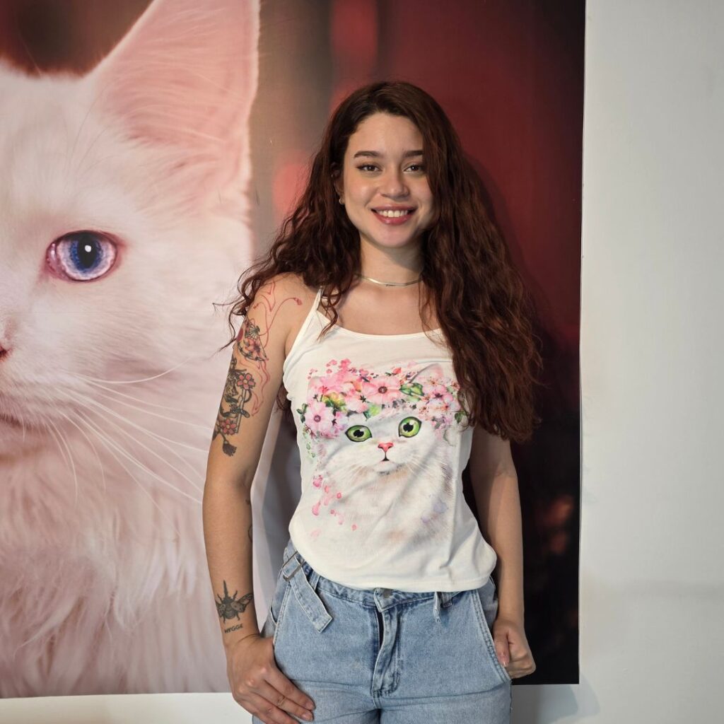 Camiseta para mujer gato corona